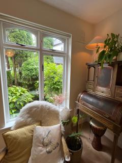 2 Bed Retreat by Lake, Hotel and Golf Course - 4