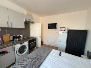Raynes park family apartment - 5