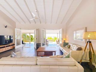 Villa Sunrise Indigo – Spacious Retreat with Gorgeous Sea Views - 9