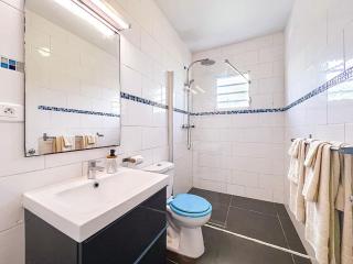 Villa Sunrise Indigo – Spacious Retreat with Gorgeous Sea Views - 3