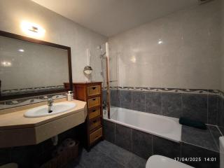 Apartment with 3 bedrooms, 2 bathrooms, garage, and Wi-Fi - 8