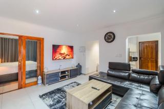 Boutique Hotel-Style 8-Br Haven in Ferndale - 9