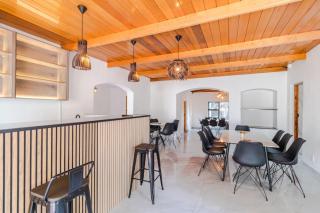 Boutique Hotel-Style 8-Br Haven in Ferndale - 3