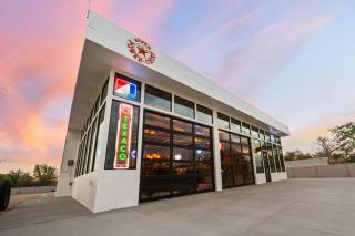 Krustys Motor Suite - Historic Gas Station Converted Retro Neon Garage - 0