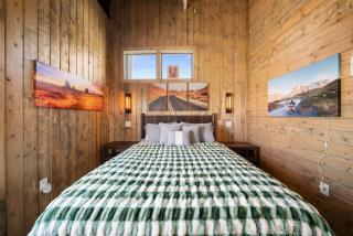 Krustys Motor Suite - Historic Gas Station Converted Retro Neon Garage - 9