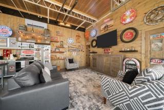Krustys Motor Suite - Historic Gas Station Converted Retro Neon Garage - 8