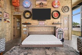 Krustys Motor Suite - Historic Gas Station Converted Retro Neon Garage - 2