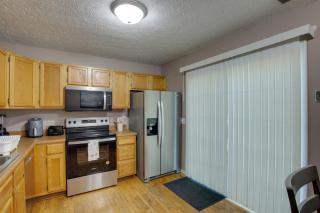 5 Mi to Downtown Davenport! Townhome w/ Patio - 3