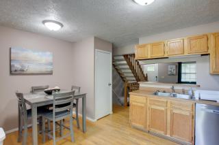 5 Mi to Downtown Davenport! Townhome w/ Patio - 2