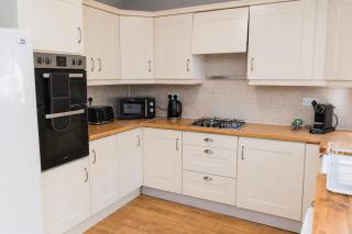 Comfortable 3-Bed Home - Free Parking - M6 Access - 5