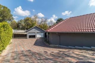 4BR Luxury Escape in Bryanston - Sandton - 8