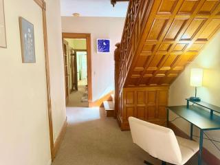 Cozy Downtown Retreat Sleeps 4 Walk to Downtown - 8