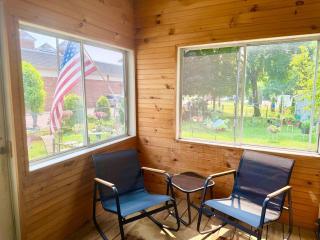 Cozy Downtown Retreat Sleeps 4 Walk to Downtown - 4