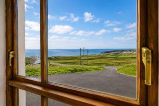 4 Bedroom Traditional Cottage with Sea View By Travel Lets Holiday Homes Gweedore - 8