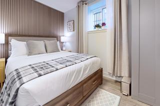 New & Modern Basement Suite - St Clair Hotel - 8