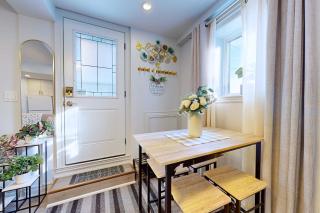 New & Modern Basement Suite - St Clair Hotel - 3