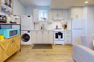 New & Modern Basement Suite - St Clair Hotel - 0