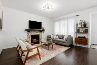 Luxury Cranston Home King Beds 77 TV BBQ - 9