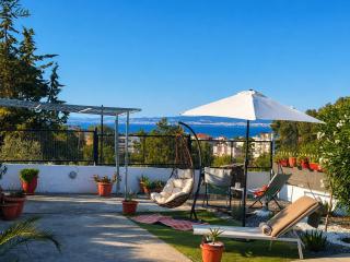 Little Villa - walk to the beach - 9