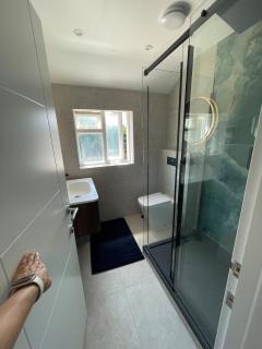Spacious 3 Bed House near Heathrow & Twickenham - 6