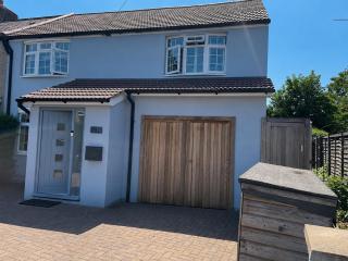 Spacious 3 Bed House near Heathrow & Twickenham - 1