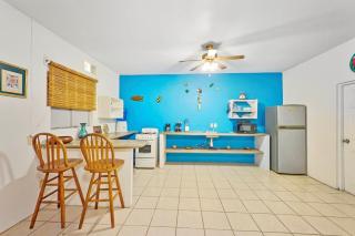 Quaint Condo close to Beach and Plaza - 9