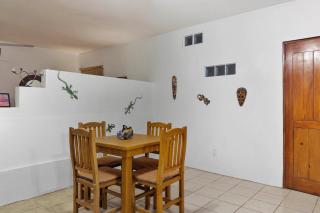 Quaint Condo close to Beach and Plaza - 7