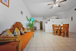 Quaint Condo close to Beach and Plaza - 3
