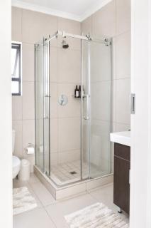 Luxury Midrand Apartment with Home Office and WiFi - 9
