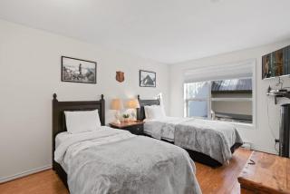Luxe 2-Bed Ski-in Ski-out, On Hill - 7