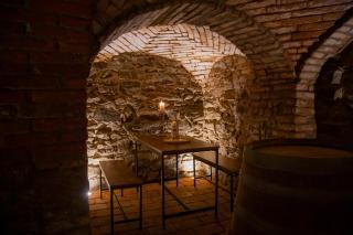 Old Town Apartment with Private Wine Cellar - 8