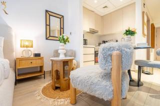 Relaxed Luxe Studio - Elegant City Escape - 7
