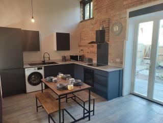 Modern 2 bed house Near Town Centre - 3