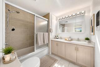 Walk Everywhere Stylish 3BR Near Stanley Park - 1