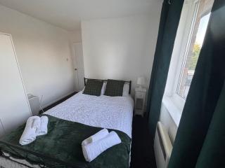 The Snuggle Spot 3 Bed Apartment above shops - Free Wifi and Netflix and Free Parking - 8