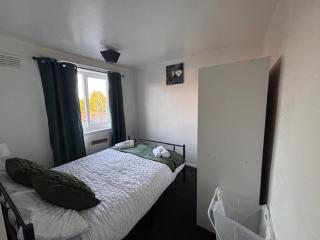 The Snuggle Spot 3 Bed Apartment above shops - Free Wifi and Netflix and Free Parking - 7