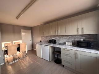 The Snuggle Spot 3 Bed Apartment above shops - Free Wifi and Netflix and Free Parking - 0