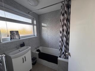 The Snuggle Spot 3 Bed Apartment above shops - Free Wifi and Netflix and Free Parking - 5
