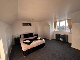 The Snuggle Spot 3 Bed Apartment above shops - Free Wifi and Netflix and Free Parking - 3