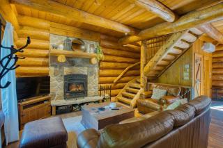 NEW! Log Chalet Hot Tub, Home Gym & Nature Views - 4