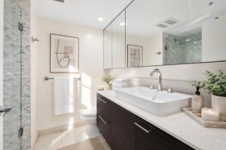 Stylish 2 Bedroom Near Gastown and Rogers Arena - 2