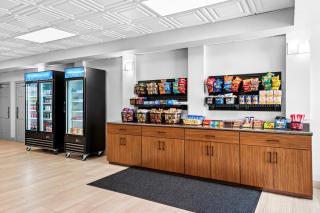 HomeTowne Studios by Red Roof & Conference Center Cortland - 9