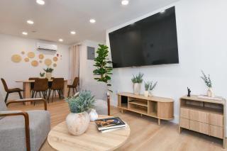 Chic 4BR Stay-Steps Away From Central Park - 9