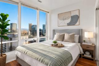 Central Vancouver 2BR Perfect for Families and Groups - 4