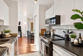 Central Vancouver 2BR Perfect for Families and Groups - 2
