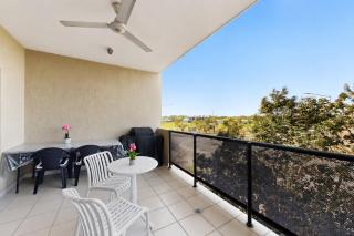 Peaceful 2-Bed Apartment with Private BBQ Balcony - 9