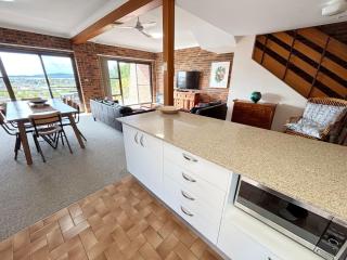 Seaview Townhouse 2 - Bring your own linen. - 3