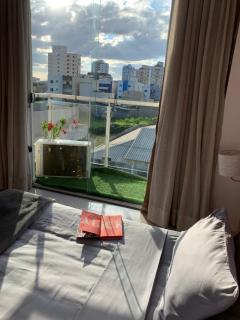Pôr do sol na sacada, lareira e cinema no Candeias - 6