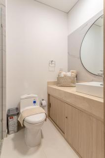 Exclusiva suite moderna con balcón cerca al mar - 8