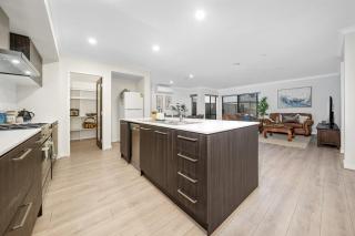 Comfy Premium 4BR Near Airport, Cafes & Amenities - 8